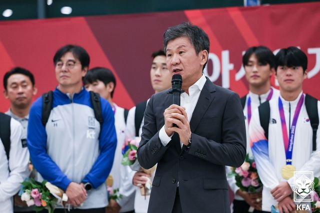 신생 단체인 한국축구지도자협회가 최근 한국 축구의 각종 실패 중심에 서 있는 정몽규 대한축구협회 회장의 사퇴를 촉구했다. 지도자협회는 7일 성명을 낸 뒤 낙후된 축구 저변은 돌보지 않고 오로지 대표팀 성적에만 몰두하는 현 집행부 졸속행정 때문에 한국 축구가 퇴보하고 있다며 축구지도자는 정몽규 회장이 이 모든 사태의 책임을 지고 즉각 물러날 것을 주장한다고 밝혔다. 한국 축구는 지난 2021년 정몽규 회장이 3선 집권에 성공한 뒤 수난을 거듭하고 있다. 2022 카타르 월드컵에서 16강 진출에 성공하며 새 전성기를 맞는 듯 했으나 이후 벌어진 승부조작점 등 축구인 사면으로 국민적 비판을 받은 것을 비롯해 아시안컵 요르단전 0-2 충격패 참사, 대표팀 내분, FIFA 평의회 의원 선거 낙선, 올림픽 남자축구 본선 40년 만의 좌절 등으로 급추락한 상태다. 대한축구협회