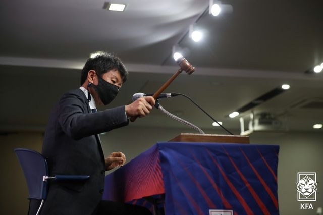 신생 단체인 한국축구지도자협회가 최근 한국 축구의 각종 실패 중심에 서 있는 정몽규 대한축구협회 회장의 사퇴를 촉구했다. 지도자협회는 7일 성명을 낸 뒤 낙후된 축구 저변은 돌보지 않고 오로지 대표팀 성적에만 몰두하는 현 집행부 졸속행정 때문에 한국 축구가 퇴보하고 있다며 축구지도자는 정몽규 회장이 이 모든 사태의 책임을 지고 즉각 물러날 것을 주장한다고 밝혔다. 한국 축구는 지난 2021년 정몽규 회장이 3선 집권에 성공한 뒤 수난을 거듭하고 있다. 2022 카타르 월드컵에서 16강 진출에 성공하며 새 전성기를 맞는 듯 했으나 이후 벌어진 승부조작점 등 축구인 사면으로 국민적 비판을 받은 것을 비롯해 아시안컵 요르단전 0-2 충격패 참사, 대표팀 내분, FIFA 평의회 의원 선거 낙선, 올림픽 남자축구 본선 40년 만의 좌절 등으로 급추락한 상태다. 대한축구협회