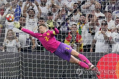 스페인 거함 레알 마드리드가 9일 스페인 마드리드 산티아고 베르나베우에서 열린 2023-2024 유럽축구연맹(UEFA) 챔피언스리그 준결승 2차전 홈 경기에서 김민재 소속팀인 독일 최고 명문 바이에른 뮌헨에 2-1 역전승을 거두고 결승에 올라 통산 15번째 우승컵을 노리게 됐다. 뮌헨은 알폰소 데이비스의 선제골과 김민재의 후반 중반 투입으로 승리를 굳혀가는 듯 했으나 토마스 투헬 감독이 해리 케인, 자말 무시알라까지 빼는 충격적인 용병술을 펼친 끝에 역전패하고 4년 만의 우승이 무산됐다. 결승전은 레알 마드리드-보루시아 도르트문트 맞대결로 결론이 났다. 연합뉴스