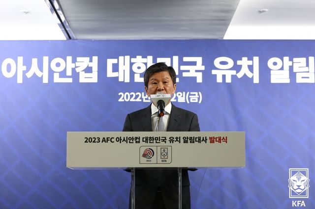 신생 단체인 한국축구지도자협회가 최근 한국 축구의 각종 실패 중심에 서 있는 정몽규 대한축구협회 회장의 사퇴를 촉구했다. 지도자협회는 7일 성명을 낸 뒤 낙후된 축구 저변은 돌보지 않고 오로지 대표팀 성적에만 몰두하는 현 집행부 졸속행정 때문에 한국 축구가 퇴보하고 있다며 축구지도자는 정몽규 회장이 이 모든 사태의 책임을 지고 즉각 물러날 것을 주장한다고 밝혔다. 한국 축구는 지난 2021년 정몽규 회장이 3선 집권에 성공한 뒤 수난을 거듭하고 있다. 2022 카타르 월드컵에서 16강 진출에 성공하며 새 전성기를 맞는 듯 했으나 이후 벌어진 승부조작점 등 축구인 사면으로 국민적 비판을 받은 것을 비롯해 아시안컵 요르단전 0-2 충격패 참사, 대표팀 내분, FIFA 평의회 의원 선거 낙선, 올림픽 남자축구 본선 40년 만의 좌절 등으로 급추락한 상태다. 대한축구협회