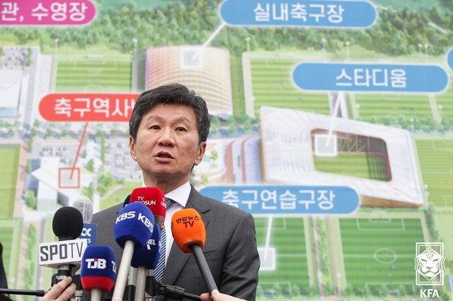 신생 단체인 한국축구지도자협회가 최근 한국 축구의 각종 실패 중심에 서 있는 정몽규 대한축구협회 회장의 사퇴를 촉구했다. 지도자협회는 7일 성명을 낸 뒤 낙후된 축구 저변은 돌보지 않고 오로지 대표팀 성적에만 몰두하는 현 집행부 졸속행정 때문에 한국 축구가 퇴보하고 있다며 축구지도자는 정몽규 회장이 이 모든 사태의 책임을 지고 즉각 물러날 것을 주장한다고 밝혔다. 한국 축구는 지난 2021년 정몽규 회장이 3선 집권에 성공한 뒤 수난을 거듭하고 있다. 2022 카타르 월드컵에서 16강 진출에 성공하며 새 전성기를 맞는 듯 했으나 이후 벌어진 승부조작점 등 축구인 사면으로 국민적 비판을 받은 것을 비롯해 아시안컵 요르단전 0-2 충격패 참사, 대표팀 내분, FIFA 평의회 의원 선거 낙선, 올림픽 남자축구 본선 40년 만의 좌절 등으로 급추락한 상태다. 대한축구협회