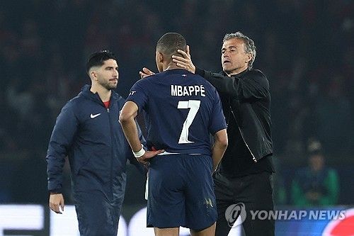 PSG(파리 생제르맹) 소속 공격수 음바페는 8일(한국시간) 프랑스 파리에 위치한 파르크 데 프랭스에서 열린 도르트문트와의 2023-2024시즌 유럽축구연맹(UEFA) 챔피언스리그 준결승 2차전 홈 경기에 선발 출전해 풀타임을 소화했으나 별다른 활약 없이 경기를 마쳤다. 경기 후 믹스드존(공동취재구역)에서 킬리앙 음바페(25)가 황당한 질문에 크게 불쾌함을 드러내며 퇴근했다. 연합뉴스