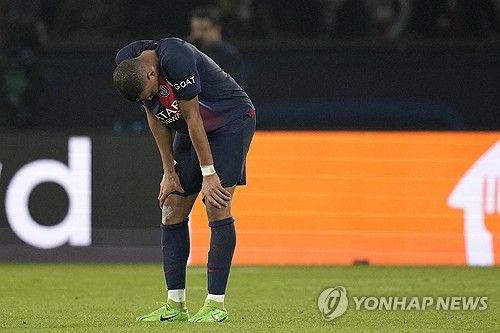 PSG(파리 생제르맹) 소속 공격수 음바페는 8일(한국시간) 프랑스 파리에 위치한 파르크 데 프랭스에서 열린 도르트문트와의 2023-2024시즌 유럽축구연맹(UEFA) 챔피언스리그 준결승 2차전 홈 경기에 선발 출전해 풀타임을 소화했으나 별다른 활약 없이 경기를 마쳤다. 경기 후 믹스드존(공동취재구역)에서 킬리앙 음바페(25)가 황당한 질문에 크게 불쾌함을 드러내며 퇴근했다. 연합뉴스