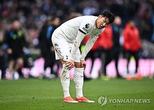 손흥민이 이번 시즌 후반기에 전반기처럼 활약하지 못하는 이유가 있었다. 안 그래도 타이트한 일정을 치르는데 경기 중 수비에 가장 많이 가담하는 공격수가 바로 손흥민인 것으로 나타났다. 리그와 국가대표팀에서 거의 매 경기 선발 출전해 많은 시간을 소화한 손흥민은 시즌 도중 2023 아시아축구연맹(AFC) 카타르 아시안컵에서도 혹사에 가까운 수준으로 뛰었고, 대회가 끝나자마자 토트넘 홋스퍼로 복귀해 계속해서 경기에 나서고 있다. 손흥민은 전반기에 12골 5도움, 후반기에 5골 4도움을 기록했다. 사진 연합뉴스