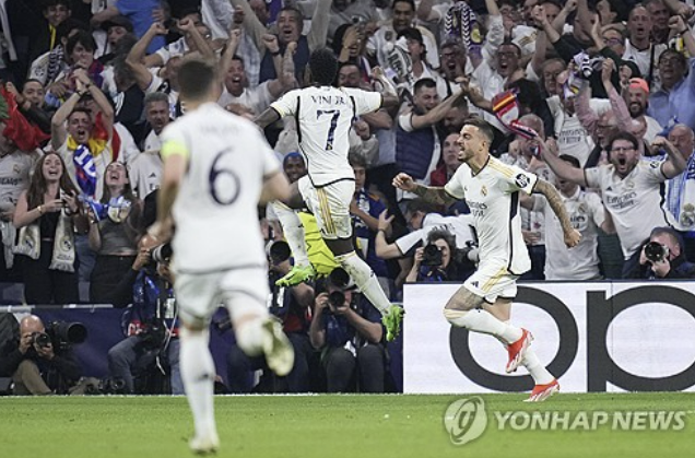 스페인 레알 마드리드가 9일 스페인 마드리드 산티아고 베르나베우에서 열린 2023-2024 유럽축구연맹(UEFA) 챔피언스리그 준결승 2차전 홈 경기에서 김민재 소속팀인 독일 최고 명문 바이에른 뮌헨에 2-1 역전승을 거두고 결승에 올랐다. 결승전은 레알 마드리드-보루시아 도르트문트 맞대결로 결론이 났다. 호셀루가 역전 결승골을 넣은 뒤 환호하고 있다. 연합뉴스