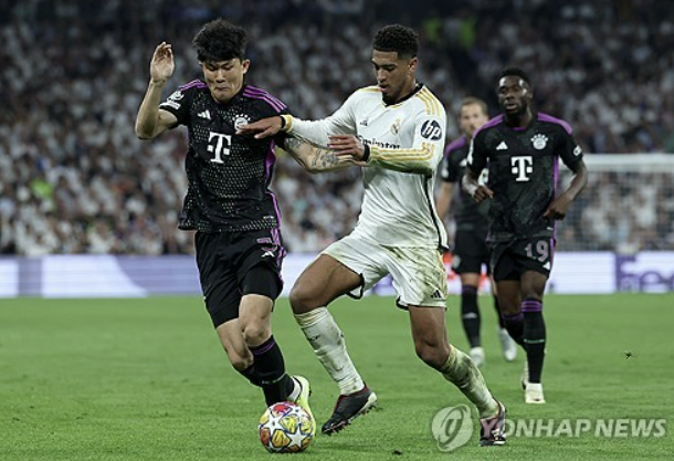스페인 레알 마드리드가 9일 스페인 마드리드 산티아고 베르나베우에서 열린 2023-2024 유럽축구연맹(UEFA) 챔피언스리그 준결승 2차전 홈 경기에서 김민재 소속팀인 독일 최고 명문 바이에른 뮌헨에 2-1 역전승을 거두고 결승에 올랐다. 결승전은 레알 마드리드-보루시아 도르트문트 맞대결로 결론이 났다. 이날 경기에서 후반 교체투입된 김민재가 상대 간판 선수 주드 벨링엄의 공격을 막고 있다. 연합뉴스