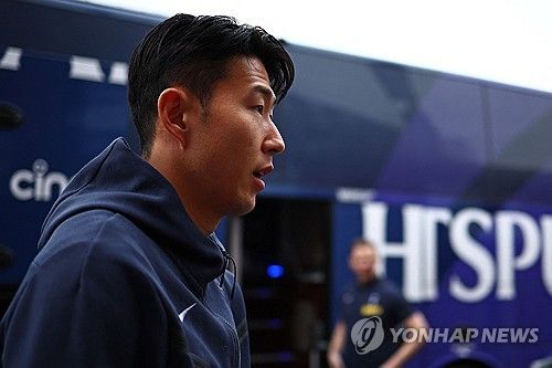 손흥민이 이번 시즌 후반기에 전반기처럼 활약하지 못하는 이유가 있었다. 안 그래도 타이트한 일정을 치르는데 경기 중 수비에 가장 많이 가담하는 공격수가 바로 손흥민인 것으로 나타났다. 리그와 국가대표팀에서 거의 매 경기 선발 출전해 많은 시간을 소화한 손흥민은 시즌 도중 2023 아시아축구연맹(AFC) 카타르 아시안컵에서도 혹사에 가까운 수준으로 뛰었고, 대회가 끝나자마자 토트넘 홋스퍼로 복귀해 계속해서 경기에 나서고 있다. 손흥민은 전반기에 12골 5도움, 후반기에 5골 4도움을 기록했다. 사진 연합뉴스