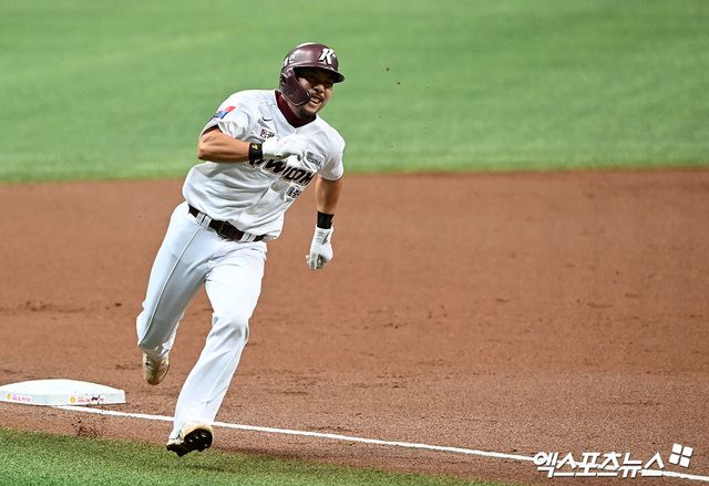 키움 히어로즈가 1일 서울 구로구 고척 스카이돔에서 열리는 KBO리그 SSG와의 홈 경기를 앞두고 베테랑 교타자 이용규를 1군 엔트리에 올린 뒤 선발 타자로 배치했다. 이날 SSG에선 일본 독립리그 최고 수준의 투수 시라카와 케이쇼가 KBO리그 데뷔전을 치른다. 미지의 투수 시라카와를 상대로, 투수 공략에 능한 이용규가 선두 타자로 최대한 물고늘어지면 후속 타자들에게도 어느 정도 도움이 될 거란 게 홍원기 키움 감독의 판딘인 것으로 보인다. 엑스포츠뉴스DB