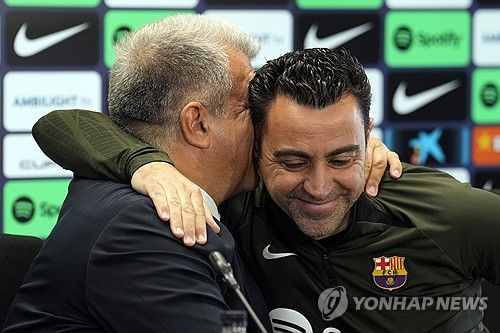 스페인 언론 아스가 지난달 30일(한국시간) 대한민국 축구 국가대표팀 감독직을 거절한 사비에게 맨유가 비공식적으로 접촉했다고 전했다.&nbsp;맨유는 에릭 턴하흐의 거취가 불분명한 가운데 새 감독 후보군을 추리는 것으로 보인다. 연합뉴스