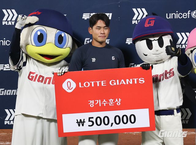 김진욱은 31일 사직구장에서 열린 '2024 신한 SOL Bank KBO 리그' NC와 주말 3연전 첫 맞대결에서 선발 등판. 5이닝 1실점으로 시즌 첫 번째 승리를 챙겼다. 롯데 자이언츠