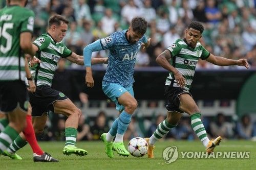 포르투갈 지역지 코레이루 다 마냐가 지난달 31일(한국시간) 스포르팅 CP 소속 공격수 마커스 에드워즈가 고향으로 돌아가 토트넘으로 복귀하고 싶다고 전했다.&nbsp;에드워즈는 토트넘 아카데미 출신으로 홈그로운이 가능하고 스포르팅 이적 당시 셀온 조항도 있어 금전적으로나 축구적으로 토트넘에 큰 이득이다. 연합뉴스