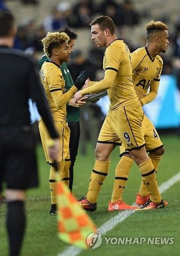 포르투갈 지역지 코레이루 다 마냐가 지난달 31일(한국시간) 스포르팅 CP 소속 공격수 마커스 에드워즈가 고향으로 돌아가 토트넘으로 복귀하고 싶다고 전했다.&nbsp;에드워즈는 토트넘 아카데미 출신으로 홈그로운이 가능하고 스포르팅 이적 당시 셀온 조항도 있어 금전적으로나 축구적으로 토트넘에 큰 이득이다. 연합뉴스