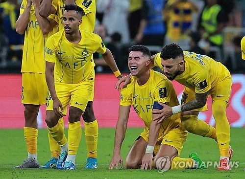 알나스르가 1일(한국시간) 사우디아라비아 제다에 있는 킹 압둘라 스포츠 시티 스타디움에서 열린 알힐랄과의 사우디 킹스컵 결승전에서 승부차기 끝에 패하며 준우승에 머물렀다.&nbsp;크리스티아누 호날두는 사우디 아바리아 이적 후 첫 트로피를 앞두고 승부차기 끝에 패하자 오열했다. 연합뉴스