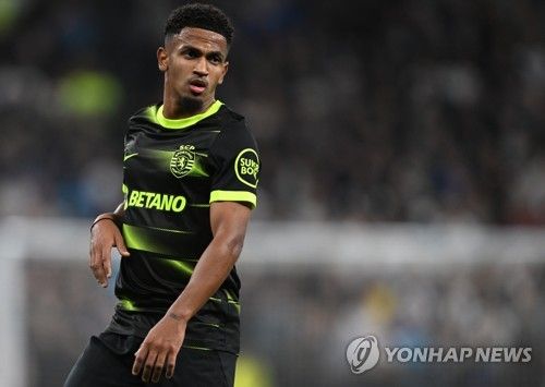 포르투갈 지역지 코레이루 다 마냐가 지난달 31일(한국시간) 스포르팅 CP 소속 공격수 마커스 에드워즈가 고향으로 돌아가 토트넘으로 복귀하고 싶다고 전했다.&nbsp;에드워즈는 토트넘 아카데미 출신으로 홈그로운이 가능하고 스포르팅 이적 당시 셀온 조항도 있어 금전적으로나 축구적으로 토트넘에 큰 이득이다. 연합뉴스