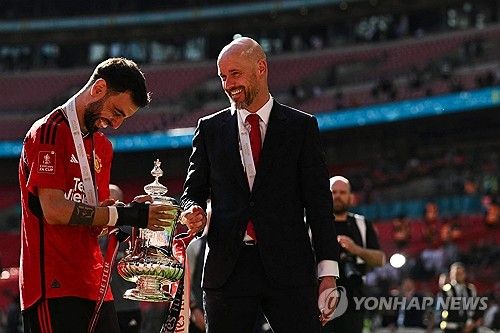 스페인 언론 아스가 지난달 30일(한국시간) 대한민국 축구 국가대표팀 감독직을 거절한 사비에게 맨유가 비공식적으로 접촉했다고 전했다.&nbsp;맨유는 에릭 턴하흐의 거취가 불분명한 가운데 새 감독 후보군을 추리는 것으로 보인다. 연합뉴스
