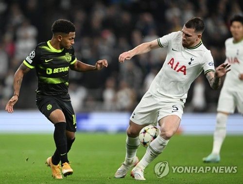 포르투갈 지역지 코레이루 다 마냐가 지난달 31일(한국시간) 스포르팅 CP 소속 공격수 마커스 에드워즈가 고향으로 돌아가 토트넘으로 복귀하고 싶다고 전했다.&nbsp;에드워즈는 토트넘 아카데미 출신으로 홈그로운이 가능하고 스포르팅 이적 당시 셀온 조항도 있어 금전적으로나 축구적으로 토트넘에 큰 이득이다. 연합뉴스