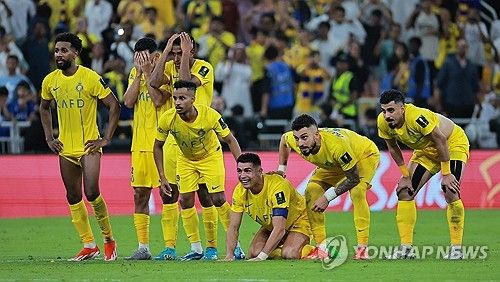 알나스르가 1일(한국시간) 사우디아라비아 제다에 있는 킹 압둘라 스포츠 시티 스타디움에서 열린 알힐랄과의 사우디 킹스컵 결승전에서 승부차기 끝에 패하며 준우승에 머물렀다.&nbsp;크리스티아누 호날두는 사우디 아바리아 이적 후 첫 트로피를 앞두고 승부차기 끝에 패하자 오열했다. 연합뉴스