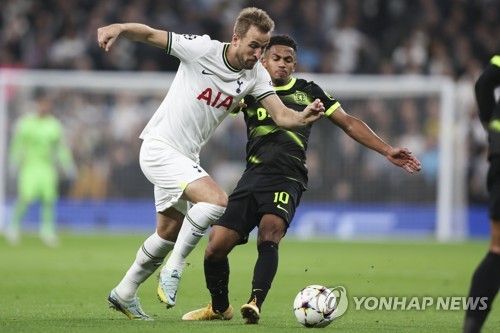 포르투갈 지역지 코레이루 다 마냐가 지난달 31일(한국시간) 스포르팅 CP 소속 공격수 마커스 에드워즈가 고향으로 돌아가 토트넘으로 복귀하고 싶다고 전했다.&nbsp;에드워즈는 토트넘 아카데미 출신으로 홈그로운이 가능하고 스포르팅 이적 당시 셀온 조항도 있어 금전적으로나 축구적으로 토트넘에 큰 이득이다. 연합뉴스