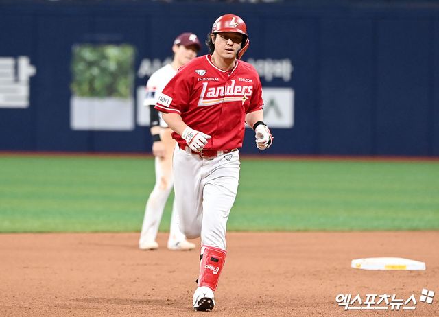 SSG 최정이 1일 서울 구로구 고척 스카이돔에서 열린 '2024 신한 SOL Bank KBO리그' 키움 히어로즈와의 원정 경기에서 5회 3점 홈런을 때린 뒤 그라운드를 돌고 있다.. 최정은 이날 1회 투런포를 포함해 KBO리그 사상 두 번째 통산 1500타점을 돌파했고, KBO리그 사상 처음으로 1400득점을 찍었다. 고척, 김한준 기자