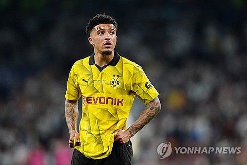 영국 BBC가 10일(한국시간) 맨유가 전력 외 자원이 된 산초를 판매하기로 결정했으며 이적료도 책정했다고 전했다.&nbsp;도르트문트에서 부활의 신호탄을 쏜 산초는 결국 맨유를 떠나 다른 팀으로 갈 가능성이 커졌다. 오히려 맨유에게 이적자금 마련책으로 전락하게 됐다. 산초는 도르트문트로 임대를 떠나 부활하면서 UEFA 챔피언스리그 결승전에 진출했다. 비록 준우승에 머물렀지만, 그의 경기력이 올라오면서 다음 시즌 맨유에서 다시 뛰게 될지 기대를 모았었다. 연합뉴스