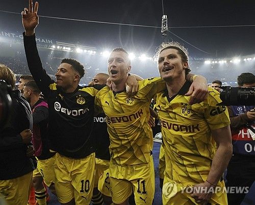 영국 BBC가 10일(한국시간) 맨유가 전력 외 자원이 된 산초를 판매하기로 결정했으며 이적료도 책정했다고 전했다.&nbsp;도르트문트에서 부활의 신호탄을 쏜 산초는 결국 맨유를 떠나 다른 팀으로 갈 가능성이 커졌다. 오히려 맨유에게 이적자금 마련책으로 전락하게 됐다. 산초는 도르트문트로 임대를 떠나 부활하면서 UEFA 챔피언스리그 결승전에 진출했다. 비록 준우승에 머물렀지만, 그의 경기력이 올라오면서 다음 시즌 맨유에서 다시 뛰게 될지 기대를 모았었다. 연합뉴스