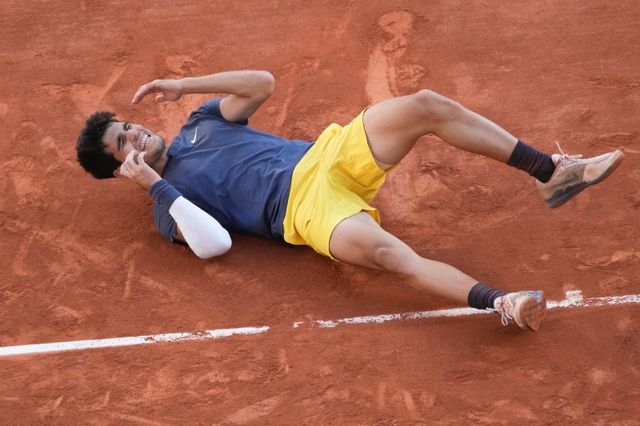 알카라스는 프랑스 파리의 스타드 롤랑가로스에서 열린 대회 마지막 날 남자 단식 결승에서 츠베레프와 4시간 19분의 혈투를 펼친 끝에 우승을 차지했다. 프랑스오픈 남자 단식에서 '빅3' 외 우승자가 나온 건 9년 만이다. AP/연합뉴스