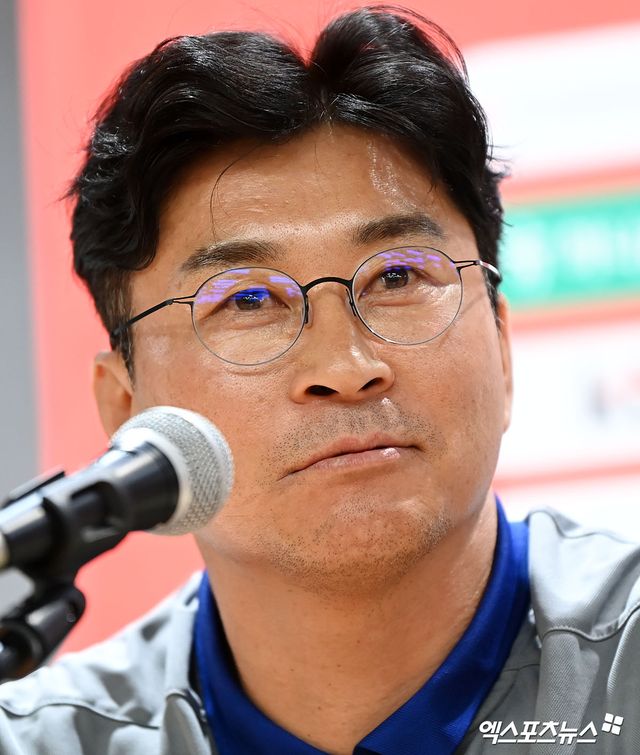 대한민국 축구 국가대표팀은 11일 오후 8시 서울월드컵경기장에서 2026 월드컵 아시아 2차예선 C조 최종전 중국과의 홈 경기를 치른다. 한국은 이미 3차예선 진출을 확정지었으나 중국전을 이겨야 3차예선 조추첨에서 톱시드를 받아 까다로운 일본, 이란을 만나지 않는다. 김도훈 대표팀 임시감독이 10일 고양종합운동장에서 열린 사전 기자회견에서 참석해 답변하고 있다. 고양, 김한준 기자