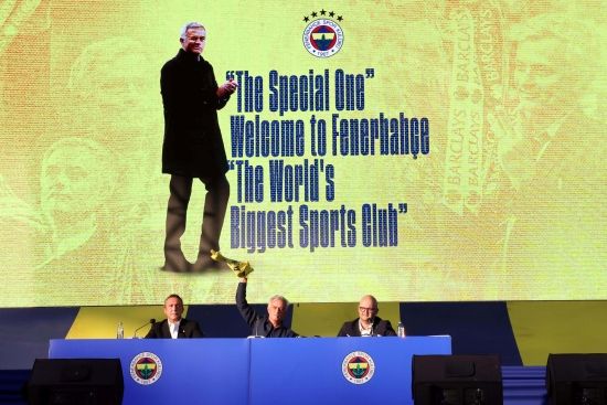 조세 무리뉴가 3일(한국시간) 튀르키예 이스탄불에 있는 쉬크뤼 사라촐루 스타디움에서 페네르바체 감독 취임식을 진행했다.&nbsp;AS로마에서 경질된 지 반년 만에 그는 새로운 직장을 얻었다. 페네르바체