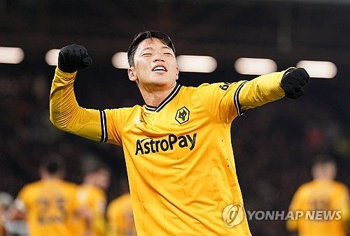 국제스포츠연구센터 풋볼옵저버터리 9일 SNS을 통해 아시아 국적인 축구선수들 중 몸값이 가장 높은 상위 10명을 발표했다. 이때 매체는 일본 축구스타이자 레알 소시에다드 주전 구보 다케후사를 몸값 1위로 놓았다. 다만 구보의 몸값이 약 1372억으로 매기면서 물음표가 붙었다. 매체에 의하면 몸값 2위는 이강인이었지만 741억으로 책정돼 구보 몸값의 약 절반 정도로 평가됐다. 아시아 최고의 축구스타 손흥민의 경우엔 30대가 됐다고 하더라도 몸값을 불과 313억으로 평가하면서 논란이 됐다. 연합뉴스