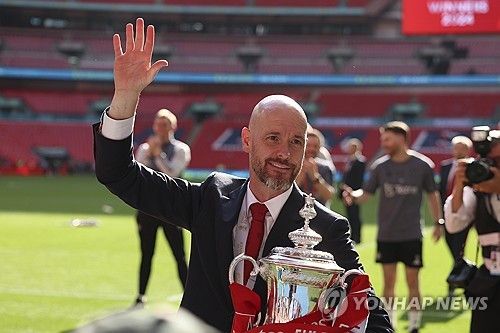 영국 BBC가 10일(한국시간) 맨유가 전력 외 자원이 된 산초를 판매하기로 결정했으며 이적료도 책정했다고 전했다.&nbsp;도르트문트에서 부활의 신호탄을 쏜 산초는 결국 맨유를 떠나 다른 팀으로 갈 가능성이 커졌다. 오히려 맨유에게 이적자금 마련책으로 전락하게 됐다. 산초는 도르트문트로 임대를 떠나 부활하면서 UEFA 챔피언스리그 결승전에 진출했다. 비록 준우승에 머물렀지만, 그의 경기력이 올라오면서 다음 시즌 맨유에서 다시 뛰게 될지 기대를 모았었다. 연합뉴스