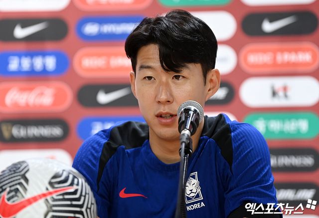 대한민국 캡틴 손흥민이 다시 한 번 축구대표팀 은퇴에 대해 언급했다. 김도훈 임시 감독이 이끄는 축구대표팀은 11일 오후 8시 서울월드컵경기장에서 중국과 2026 북중미 월드컵 아시아 2차예선 C조 최종전을 치른다. 경기 전날인 10일 고양종합운동장에서 진행된 사전 기자회견에 선수 대표로 참석한 손흥민은 얼마나 더 대표팀을 계속 할 수 있을지 모르겠다면서도 마지막 순간까지 최선을 다하겠다는 뜻을 밝혔다.&nbsp;1991년생으로 만 31세인 손흥민은 2년 뒤 열리는 2026 월드컵 본선까지 충분히 뛸 수 있다. 다만&nbsp;태극마크를 달고 뛰는 손흥민의 모습을 즐길 날이 얼마 남지 않은 건 분명하다. 고양, 김한준 기자