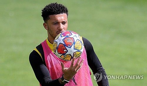 영국 BBC가 10일(한국시간) 맨유가 전력 외 자원이 된 산초를 판매하기로 결정했으며 이적료도 책정했다고 전했다.&nbsp;도르트문트에서 부활의 신호탄을 쏜 산초는 결국 맨유를 떠나 다른 팀으로 갈 가능성이 커졌다. 오히려 맨유에게 이적자금 마련책으로 전락하게 됐다. 산초는 도르트문트로 임대를 떠나 부활하면서 UEFA 챔피언스리그 결승전에 진출했다. 비록 준우승에 머물렀지만, 그의 경기력이 올라오면서 다음 시즌 맨유에서 다시 뛰게 될지 기대를 모았었다. 연합뉴스