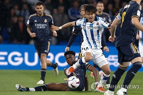 국제스포츠연구소(CIES) 축구관측소가 지난 9일(한국시간) 사회관계망서비스(SNS)를 통해 아시아 축구선수 중 가장 높은 이적시장 가치를 지닌 선수 순위를 공개했다.&nbsp; 세계에서 가장 몸값이 비싼 아시아 선수 10명 모두 유럽 5대 리그 내에서 활약하고 있는 선수들 안에서 골랐다.&nbsp; 1위에는 구보 다케후사가 올랐는데 무려 9200만유로(약 1361억원)의 몸값을 자랑했다. 2위인 이강인의 몸값 4970만유로(약 735억원)보다 2배 가까이 높다.&nbsp;손흥민은 전체 9위에 올랐다. 연합뉴스