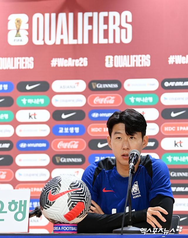 대한민국 캡틴 손흥민이 다시 한 번 축구대표팀 은퇴에 대해 언급했다. 김도훈 임시 감독이 이끄는 축구대표팀은 11일 오후 8시 서울월드컵경기장에서 중국과 2026 북중미 월드컵 아시아 2차예선 C조 최종전을 치른다. 경기 전날인 10일 고양종합운동장에서 진행된 사전 기자회견에 선수 대표로 참석한 손흥민은 얼마나 더 대표팀을 계속 할 수 있을지 모르겠다면서도 마지막 순간까지 최선을 다하겠다는 뜻을 밝혔다.&nbsp;1991년생으로 만 31세인 손흥민은 2년 뒤 열리는 2026 월드컵 본선까지 충분히 뛸 수 있다. 다만&nbsp;태극마크를 달고 뛰는 손흥민의 모습을 즐길 날이 얼마 남지 않은 건 분명하다. 고양, 김한준 기자