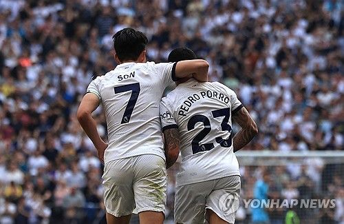 영국 매체 기브미 스포츠가 지난 8일(한국시간) 토트넘이 월드클래스 손흥민을 붙잡기 위해 재계약을 준비할 것이라고 전했다.&nbsp;손흥민 역시 토트넘에 남길 바라고 있으며 최근 불거진 튀르키예 명문팀 페네르바체로의 이적설울 일축하고 있다. 조세 무리뉴 감독 부임 이후 손흥민과 계속 연결되고 있지만, 프리미어리그보다 낮은 튀르키예 쉬페르리그로 대한민국 축구 국가대표팀 주장이 내려가는 일은 없을 것으로 보인다. 토트넘도 1년 연장 옵션만 고려했다가 재계약을 준비하는 것으로 전해졌다. 연합뉴스