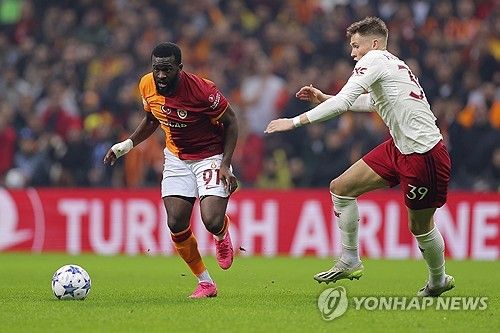 영국 매체 풋볼 팬캐스트는 10일 토트넘 홋스퍼 주장 손흥민과 방출이 임박한 프랑스 미드필더 탕귀 은돔벨레를 비교했다. 토트넘 역사상 가장 비싼 이적료에 영입된 은돔벨레는 끝까지 기대에 미치지 못하면서 이번 여름 상호 합의 하에 계약을 해지하고 팀을 떠나는 게 매우 유력한 상황이다. 반대로 2015년 여름 은돔벨레 이적료의 절반도 안 되는 금액에 영입된 손흥민은 9년 동안 팀의 핵심 선수로 활약하면서 주장으로 선임됐을 뿐만 아니라 토트넘 레전드로 등극했다. 연합뉴스