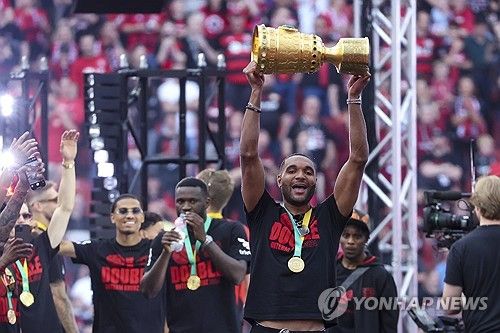 바이에른 뮌헨이 요나단 타와 개인합의를 마쳤다. 바이엘 레버쿠젠과 곧 협상에 돌입할 예정이다. 스카이스포츠 독일 소소속으로 뮌헨 소식을 전담하는 플로리안 플레텐베르크에 따르면 뮌헨은 타와 2029년까지 합의를 마쳤다. 레버쿠젠과도 곧 협상에 돌입할 예정이다. 타 영입 실패 시 대안도 이미 구했다. 첼시 왼발 센터백 리바이 콜윌과 접촉할 계획이다. 다음 시즌 명예 회복을 위해 센터백 보강 작업을 착실히 수행하고 있다. 연합뉴스