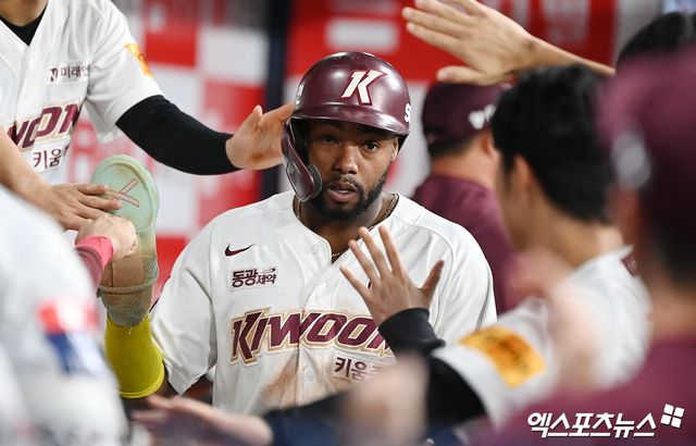 22일 오후 서울 구로구 고척스카이돔에서 열린 2024 신한 SOL Bank KBO리그 NC 다이노스와 키움 히어로즈의 경기, 8회말 무사 2,3루 키움 도슨이 이주형의 내야땅볼 때 득점에 성공한 후 더그아웃에서 하이파이브를 하고 있다. 엑스포츠뉴스 DB