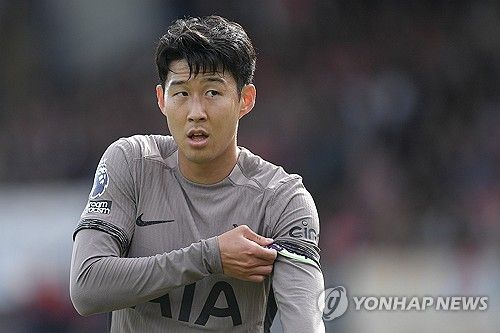 영국 매체 기브미 스포츠가 지난 8일(한국시간) 토트넘이 월드클래스 손흥민을 붙잡기 위해 재계약을 준비할 것이라고 전했다.&nbsp;손흥민 역시 토트넘에 남길 바라고 있으며 최근 불거진 튀르키예 명문팀 페네르바체로의 이적설울 일축하고 있다. 조세 무리뉴 감독 부임 이후 손흥민과 계속 연결되고 있지만, 프리미어리그보다 낮은 튀르키예 쉬페르리그로 대한민국 축구 국가대표팀 주장이 내려가는 일은 없을 것으로 보인다. 토트넘도 1년 연장 옵션만 고려했다가 재계약을 준비하는 것으로 전해졌다. 연합뉴스