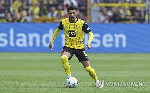 영국 BBC가 10일(한국시간) 맨유가 전력 외 자원이 된 산초를 판매하기로 결정했으며 이적료도 책정했다고 전했다.&nbsp;도르트문트에서 부활의 신호탄을 쏜 산초는 결국 맨유를 떠나 다른 팀으로 갈 가능성이 커졌다. 오히려 맨유에게 이적자금 마련책으로 전락하게 됐다. 산초는 도르트문트로 임대를 떠나 부활하면서 UEFA 챔피언스리그 결승전에 진출했다. 비록 준우승에 머물렀지만, 그의 경기력이 올라오면서 다음 시즌 맨유에서 다시 뛰게 될지 기대를 모았었다. 연합뉴스