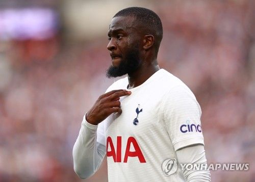 영국 매체 풋볼 팬캐스트는 10일 토트넘 홋스퍼 주장 손흥민과 방출이 임박한 프랑스 미드필더 탕귀 은돔벨레를 비교했다. 토트넘 역사상 가장 비싼 이적료에 영입된 은돔벨레는 끝까지 기대에 미치지 못하면서 이번 여름 상호 합의 하에 계약을 해지하고 팀을 떠나는 게 매우 유력한 상황이다. 반대로 2015년 여름 은돔벨레 이적료의 절반도 안 되는 금액에 영입된 손흥민은 9년 동안 팀의 핵심 선수로 활약하면서 주장으로 선임됐을 뿐만 아니라 토트넘 레전드로 등극했다. 연합뉴스