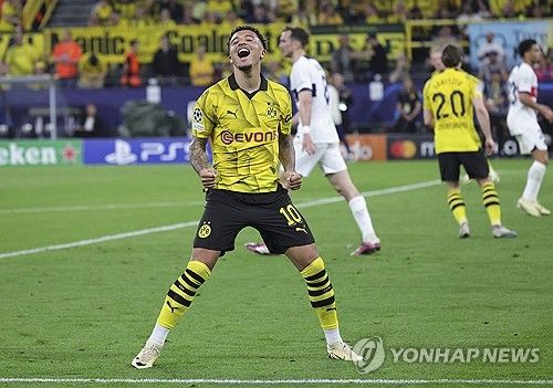 영국 BBC가 10일(한국시간) 맨유가 전력 외 자원이 된 산초를 판매하기로 결정했으며 이적료도 책정했다고 전했다.&nbsp;도르트문트에서 부활의 신호탄을 쏜 산초는 결국 맨유를 떠나 다른 팀으로 갈 가능성이 커졌다. 오히려 맨유에게 이적자금 마련책으로 전락하게 됐다. 산초는 도르트문트로 임대를 떠나 부활하면서 UEFA 챔피언스리그 결승전에 진출했다. 비록 준우승에 머물렀지만, 그의 경기력이 올라오면서 다음 시즌 맨유에서 다시 뛰게 될지 기대를 모았었다. 연합뉴스