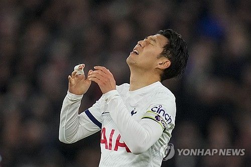 영국 더하드태클이 손흥민이 몇 년 뒤 토트넘을 떠나 하위리그로 향할 거라고 전망했다. 스퍼스웹 또한 손흥민이 잠재적으로 4~5년 안에 토트넘을 떠나 아시아로 복귀하거나 미국 MLS로 이적할 수 있다고 보도했다. 1992년생 손흥민은 어느덧 32살이 됐다. 30대에 접어들면서 토트넘은 손흥민과의 계약 기간이 1년 밖에 남지 않았음에도 재계약을 맺기 보다 1년 연장 옵션만 발동하려는 것으로 알려졌다. 손흥민이 토트넘과 새 계약을 맺을 가능성은 있어도 토트넘에서 은퇴하는 건 불가능할 것으로 예상했다. 연합뉴스