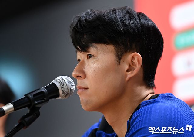 대한민국 캡틴 손흥민이 다시 한 번 축구대표팀 은퇴에 대해 언급했다. 김도훈 임시 감독이 이끄는 축구대표팀은 11일 오후 8시 서울월드컵경기장에서 중국과 2026 북중미 월드컵 아시아 2차예선 C조 최종전을 치른다. 경기 전날인 10일 고양종합운동장에서 진행된 사전 기자회견에 선수 대표로 참석한 손흥민은 얼마나 더 대표팀을 계속 할 수 있을지 모르겠다면서도 마지막 순간까지 최선을 다하겠다는 뜻을 밝혔다.&nbsp;1991년생으로 만 31세인 손흥민은 2년 뒤 열리는 2026 월드컵 본선까지 충분히 뛸 수 있다. 다만&nbsp;태극마크를 달고 뛰는 손흥민의 모습을 즐길 날이 얼마 남지 않은 건 분명하다. 고양, 김한준 기자