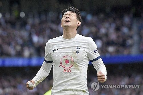 손흥민에 대한 토트넘 홋스퍼의 태도가 급변했다. 당초 토트넘은 1년 계약 연장만을 제안할 예정이었지만, 손흥민이 조세 무리뉴 감독이 부임한 튀르키예 쉬페르리가의 페네르바체와 연결되자 황급히 태도를 바꿨다. 토트넘은 향후 손흥민에게 재계약을 제안할 전망이다. 영국 기브 미 스포츠에서는 손흥민이 토트넘에서 최대 15년까지 뛸 수 있다고 내다봤다. 2015년 바이엘 레버쿠젠을 떠나 토트넘에 합류한 손흥민은 지금까지 9년 동안 토트넘에서 활약했다. 연합뉴스