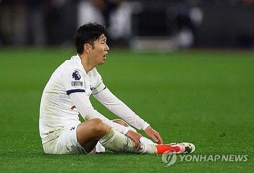 영국 더하드태클이 손흥민이 몇 년 뒤 토트넘을 떠나 하위리그로 향할 거라고 전망했다. 스퍼스웹 또한 손흥민이 잠재적으로 4~5년 안에 토트넘을 떠나 아시아로 복귀하거나 미국 MLS로 이적할 수 있다고 보도했다. 1992년생 손흥민은 어느덧 32살이 됐다. 30대에 접어들면서 토트넘은 손흥민과의 계약 기간이 1년 밖에 남지 않았음에도 재계약을 맺기 보다 1년 연장 옵션만 발동하려는 것으로 알려졌다. 손흥민이 토트넘과 새 계약을 맺을 가능성은 있어도 토트넘에서 은퇴하는 건 불가능할 것으로 예상했다. 연합뉴스