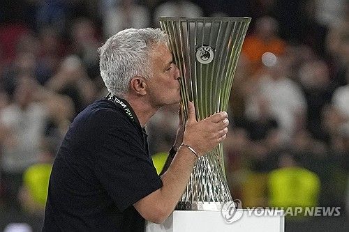 포르투갈 방송 RTP1이 10일(한국시간) 공개한 인터뷰에서 무리뉴는 자신을 경질한 AS로마를 공개 저격했다.&nbsp;지난 1월 갑작스럽게 경질된 무리뉴는 이후 페네르바체 감독이 됐고 로마를 공개 저격하기 시작했다. 연합뉴스