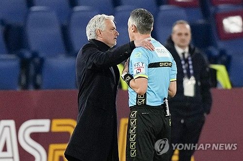 포르투갈 방송 RTP1이 10일(한국시간) 공개한 인터뷰에서 무리뉴는 자신을 경질한 AS로마를 공개 저격했다.&nbsp;지난 1월 갑작스럽게 경질된 무리뉴는 이후 페네르바체 감독이 됐고 로마를 공개 저격하기 시작했다. 연합뉴스