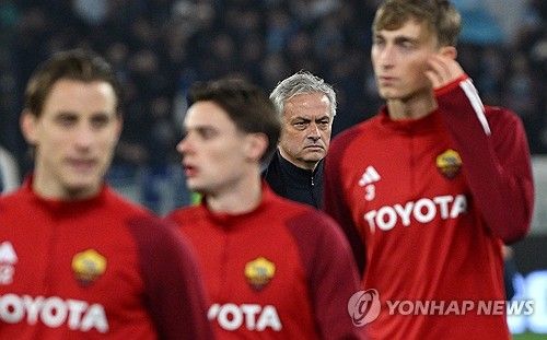 포르투갈 방송 RTP1이 10일(한국시간) 공개한 인터뷰에서 무리뉴는 자신을 경질한 AS로마를 공개 저격했다.&nbsp;지난 1월 갑작스럽게 경질된 무리뉴는 이후 페네르바체 감독이 됐고 로마를 공개 저격하기 시작했다. 연합뉴스