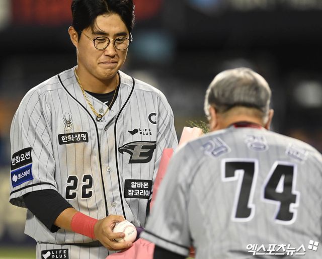 11일 오후 서울 송파구 잠실야구장에서 열린 '2024 신한 SOL Bank KBO리그 한화 이글스와 두산 베어스의 경기, 한화가 선발투수 하이메 바리아의 6이닝 1실점 호투에 힘입어 6-1의 스코어로 승리, 김경문 감독이 통산 900승을 달성했다. 경기 종료 후 한화 채은성이 김경문 감독에게 900승 기념구와 꽃다발을 전달하고 있다. 잠실, 박지영 기자